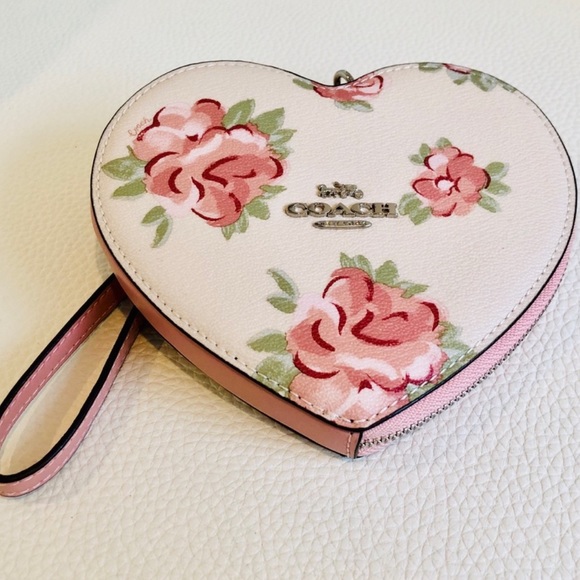 LAST ONE🎉HP🥳 COACH Jumbo Heart Shaped Wristlet - Picture 8 of 8